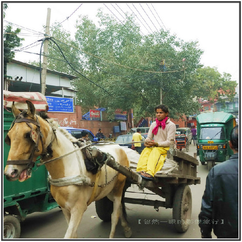 印度交通像廟會 校車很拉風(圖) 印度交通像廟會 校車很拉風(圖)