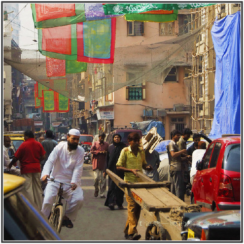 印度交通像廟會 校車很拉風(圖) 印度交通像廟會 校車很拉風(圖)