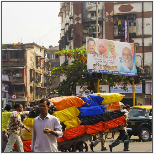 印度交通像廟會 校車很拉風(圖) 印度交通像廟會 校車很拉風(圖)
