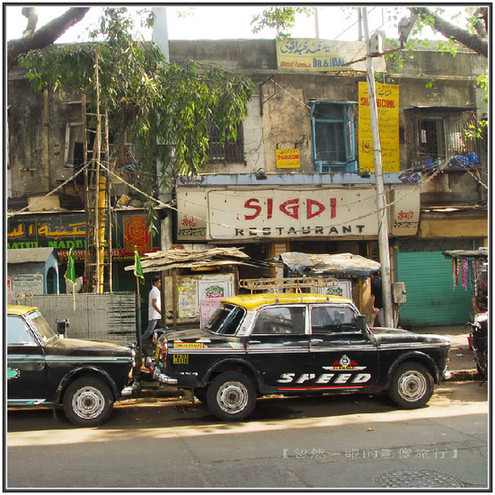 印度交通像廟會 校車很拉風(圖) 印度交通像廟會 校車很拉風(圖)
