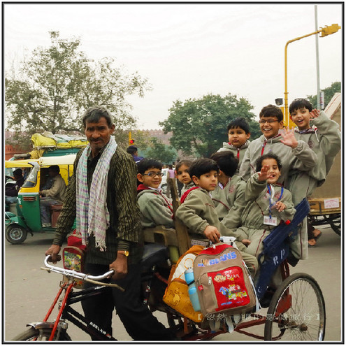 印度交通像廟會 校車很拉風(圖) 印度交通像廟會 校車很拉風(圖)