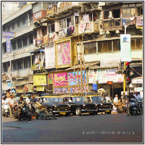 印度交通像廟會 校車很拉風(圖) 印度交通像廟會 校車很拉風(圖)