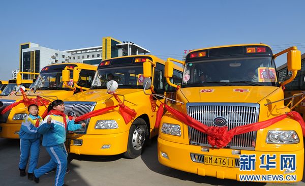 長鼻子校車開進農村 農村娃坐上安全校(圖)