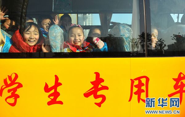 長鼻子校車開進農村 農村娃坐上安全校(圖)