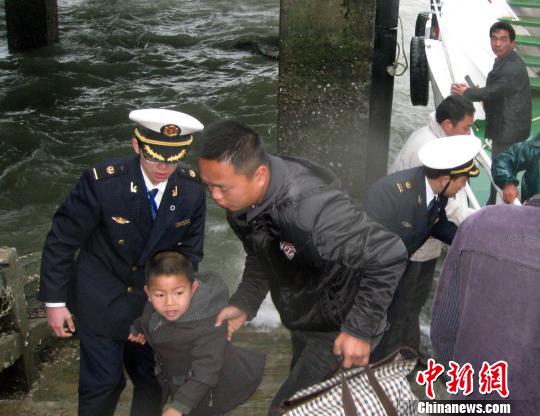 圖為海事執法人員護送上學的小學生。 陳小芬 攝