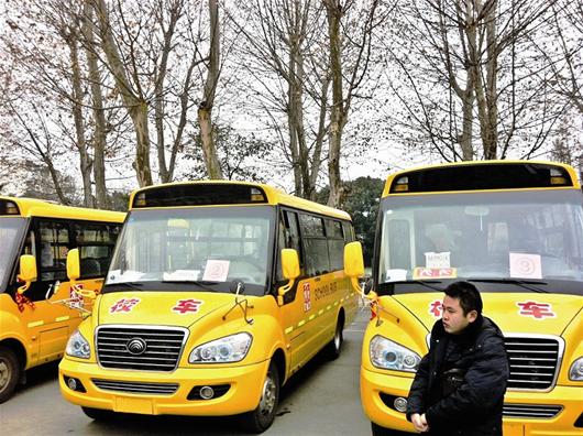 農民工子弟坐上“大鼻子”校車 圖文:農民工子弟坐上“大鼻子”校車