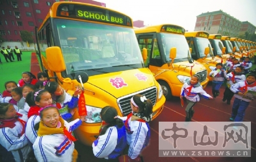 中山:公益性“長鼻子”校車今秋啟用(圖) 中山:公益性“長鼻子”校車今秋啟用(圖)