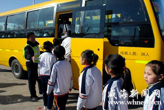 環翠區15輛新校車昨日開通 安全系數再升級(圖) 環翠區15輛新校車昨日開通 安全系數再升級(圖)