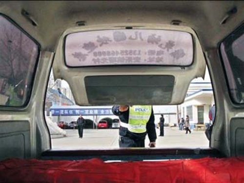 洛陽7座幼兒園校車塞24個娃 司機無駕照 汽車之家