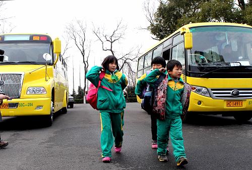 開學(xué)了記者跟孩子們坐校車/ 開學(xué)了記者跟孩子們坐校車