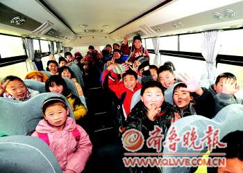 陡溝鎮豐齊村鄉里娃坐上免費大鼻子校車/ 陡溝鎮豐齊村鄉里娃坐上免費大鼻子校車