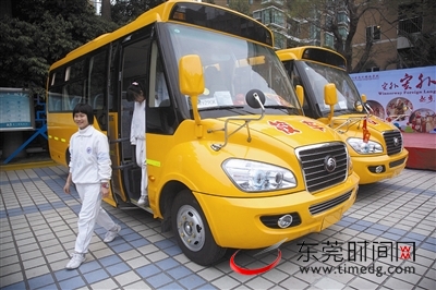今天開學 東莞多輛“長鼻子”校車上路 今天開學 東莞多輛“長鼻子”校車上路