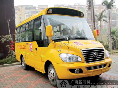 “大鼻子”校車亮相南寧 鼻子大可緩沖后設有逃生門 “大鼻子”校車亮相南寧 鼻子大可緩沖后設有逃生門