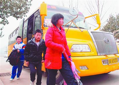 濟(jì)南首輛大鼻子校車亮相 保障孩子上學(xué)路上安全