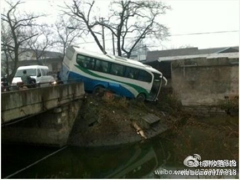 網友報料:蕭山一輛校車滑落河中 沒有人員傷亡(圖) 網友報料:蕭山一輛校車滑落河中 沒有人員傷亡(圖)