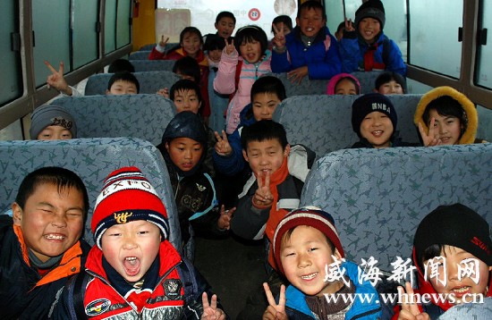 新校車上路 記者全程體驗新校車運行情況(圖) 新校車上路 記者全程體驗新校車運行情況(圖)