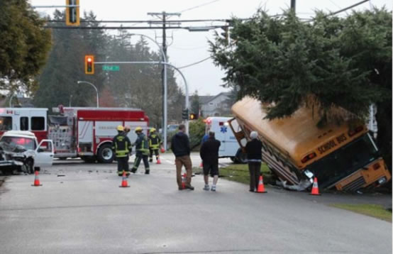 加拿大校車闖紅燈撞上卡車 8名兒童受傷(圖) 加拿大校車闖紅燈撞上卡車 8名兒童受傷(圖)