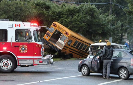 加拿大校車闖紅燈撞上卡車 8名兒童受傷(圖) 加拿大校車闖紅燈撞上卡車 8名兒童受傷(圖)