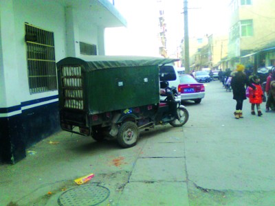 “鐵籠校車”插銷鎖死逃生門(圖) “鐵籠校車”插銷鎖死逃生門(圖)