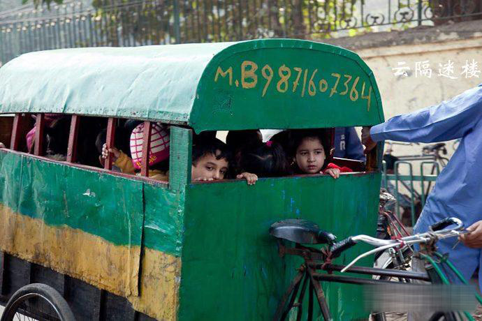 要命的印度校車 簡直就是馬路上的棺材板(圖)