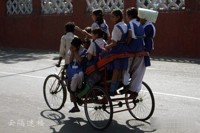 要命的印度校車 簡直就是馬路上的棺材板(圖)