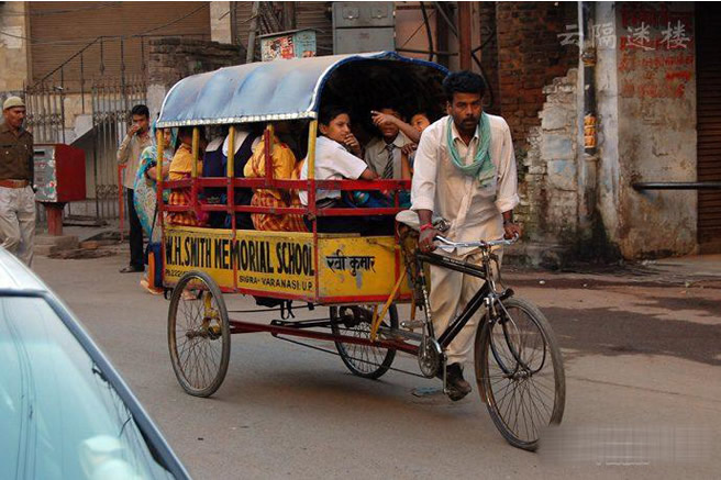 要命的印度校車 簡直就是馬路上的棺材板(圖)