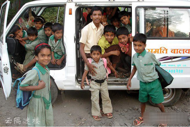 要命的印度校車 簡直就是馬路上的棺材板(圖)