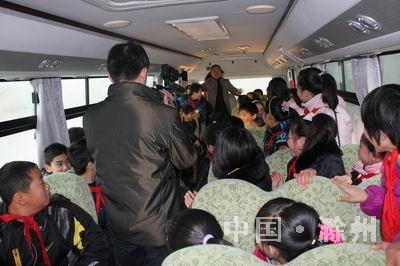 滁州天長消防舉辦校車疏散逃生演練 萬名師生駕駛員受益 滁州天長消防舉辦校車疏散逃生演練 萬名師生駕駛員受益