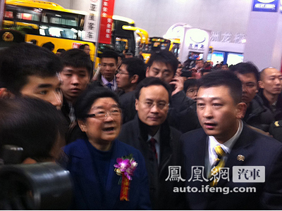 顧秀蓮出席第一屆中國校車發展研討會(圖)