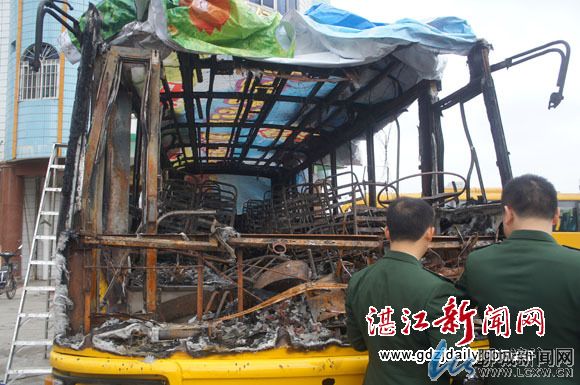 赤坎一幼兒園空載校車自燃 無人員傷亡(圖) 赤坎一幼兒園空載校車自燃 無人員傷亡(圖)