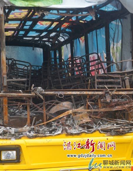 赤坎一幼兒園空載校車自燃 無人員傷亡(圖) 赤坎一幼兒園空載校車自燃 無人員傷亡(圖)