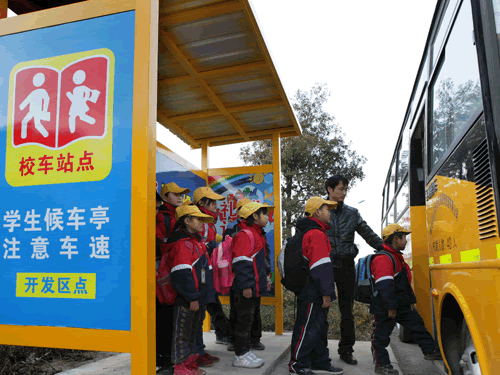 湖州:黃色校車有了“黃色候車亭”(圖) 湖州:黃色校車有了“黃色候車亭”(圖)