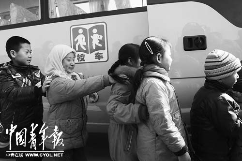 2月16日，寧夏回族自治區吳忠市南川鄉菊花臺村，小朋友排著隊準備試乘新校車。本報記者陳劍攝