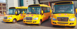 “大鼻子”校車“一車難求”(圖) “大鼻子”校車“一車難求”(圖)