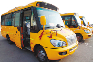 “大鼻子”校車“一車難求”(圖) “大鼻子”校車“一車難求”(圖)