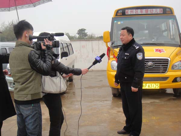 宣州區(qū)第一輛規(guī)范校車駛進軍塘幼兒園
