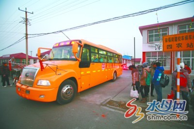 龍口海陽新校車上崗 家長贊嘆比007還帥(圖) 龍口海陽新校車上崗 家長贊嘆比007還帥(圖)