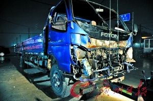 貨車“咬”校車 40師生受傷(組圖)