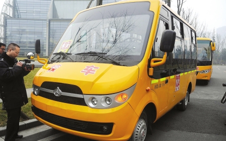 關(guān)注校車新國標(biāo):內(nèi)裝黑匣子 新校車亮相成都(圖) 關(guān)注校車新國標(biāo):內(nèi)裝黑匣子 新校車亮相成都(圖)
