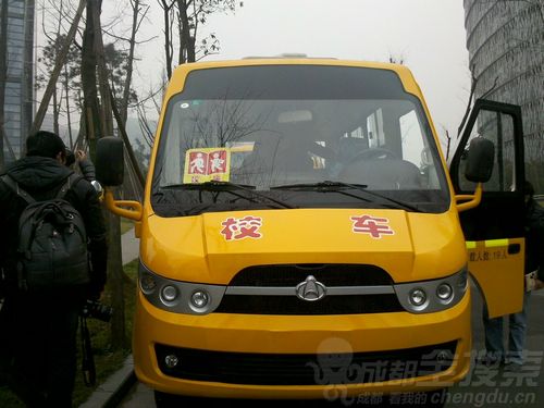成都3百多名校車(chē)司機(jī)齊上課 學(xué)安全駕駛和管理 成都3百多名校車(chē)司機(jī)齊上課 學(xué)安全駕駛和管理