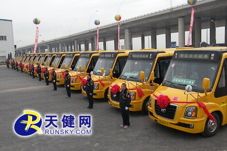 校車司機層層選拔,為的是確保孩子安全(圖) 校車司機層層選拔,為的是確保孩子安全(圖)