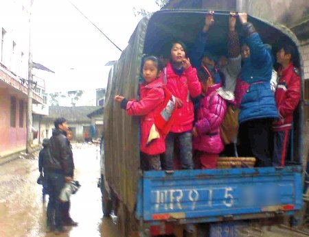 網友曬儀隴“最牛黑校車” 司機稱順路送學生