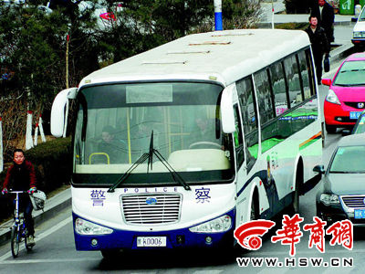 套牌警車充當校車接送學生(圖)