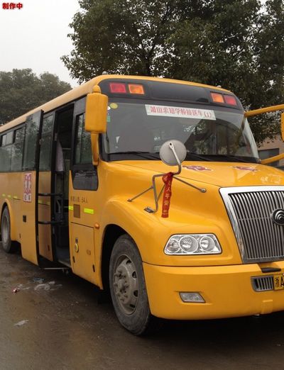 民工子弟學(xué)校用上“大鼻子”美式校車
