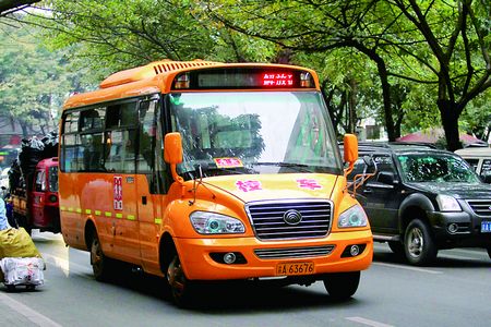 “大鼻子”校車上路，孩子們很喜歡