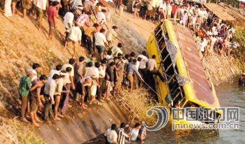 印度校車(chē)又墜河 4人死亡6人失蹤 印度校車(chē)又墜河 4人死亡6人失蹤
