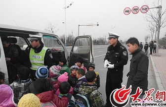 濟南:無證開超載“校車” 被罰4000元拘留15天 濟南:無證開超載“校車” 被罰4000元拘留15天