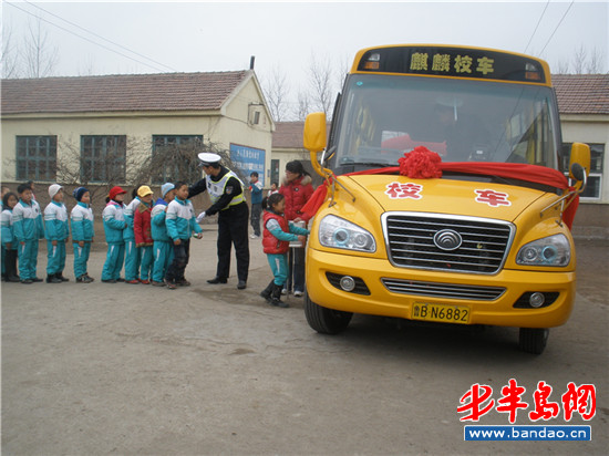 “大鼻子”校車開進膠州 包月費比市區便宜近半 “大鼻子”校車開進膠州 包月費比市區便宜近半