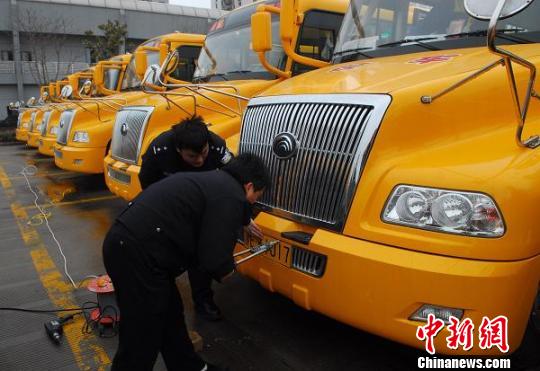 江蘇:首次大規模采購35輛“大鼻子”校車 順利上牌(圖) 江蘇:首次大規模采購35輛“大鼻子”校車 順利上牌(圖)