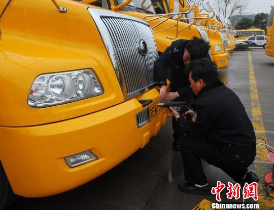 江蘇:首次大規模采購35輛“大鼻子”校車 順利上牌(圖) 江蘇:首次大規模采購35輛“大鼻子”校車 順利上牌(圖)